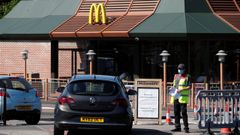 Los locales de McDonal' s en el Reino Unido, como el de la imagen en Sutton, estn abiertos solo para recoger comida desde el coche  