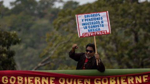 Oscar Figuera, secretario general del Partido Comunista de Venezuela (PCV), participa en una manifestación por mejoras salariales, en Caracas