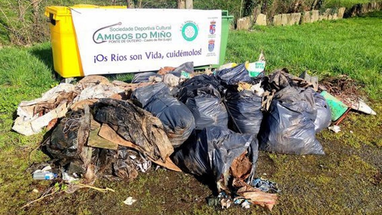 Kitesurf en A Illa.Miembros de Amigos do Mi�o retiraron unos 25 kilos de basura 