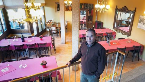 Manuel Prez rexenta coa sa muller a casa de turismo rural Fogar do Selmo, especializada en cocido con porco celta