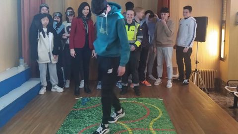 Los alumnos de Verín comprobaron cómo afectan el alcohol y las drogas a la percepción de la realidad en talleres impartidos por la Guardia Civil de Tráfico y la DGT.