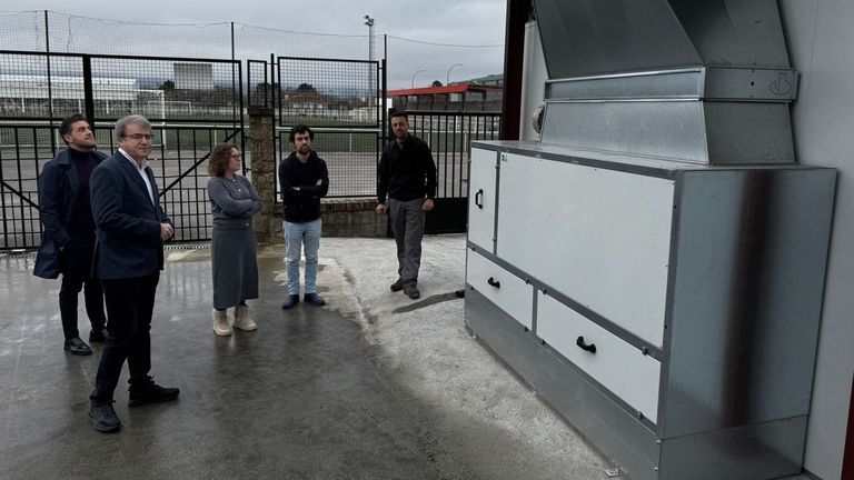 El delegado de la Xunta, Manuel Pardo, visitó las obras de instalación de la cabina de pintado de vehículos para el ciclo de automoción.