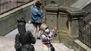 Turistas con mascarilla en el centro de Oviedo