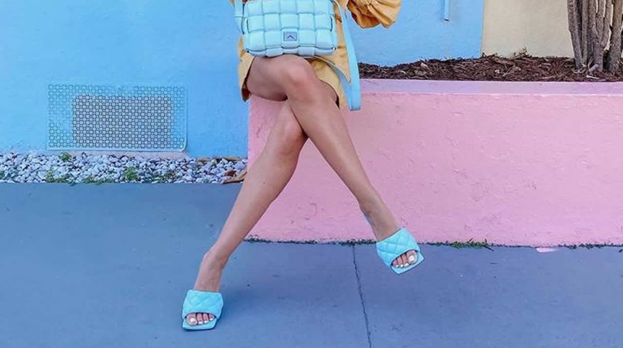 Un�camino sin caminantes.En la piscina, Carla lleva un bikini de tirante espagueti de la dise�adora ferrolana Isabel Works y Javi una blusa con lazada del armario de la madre de Carla