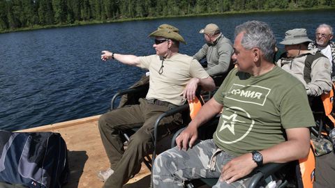 Putin junto al ministro de defensa Sergei Shoigu
