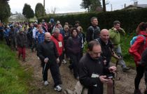 Ms de un centenar de caminantes se  unieron al paseo por el ro Belelle. 