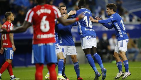 Lucas Ahijado celebra su gol ante el Sporting en el derbi asturiano