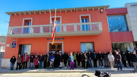 Minuto de silencio�frente a la casa consistorial de�Subirats por la muerte�un ni�o de tres a�os al caerle encima una porter�a de f�tbol