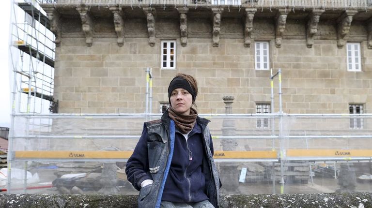 La granadina que vino a Galicia a tallar en piedra su futuro: «Me siento como una niña en su parque ideal»