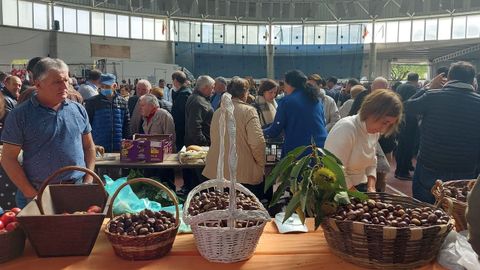 En una feria otoñal de A Ulloa no pueden faltar las castañas.