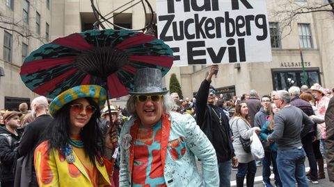 Manifestantes contra el fundador de Facebook en Nueva York