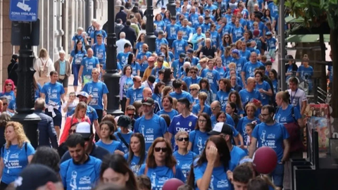 Una gran marea azul recorre las calles de Oviedo para visibilizar el autismo