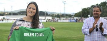 La atleta con una camiseta del Galicia de Mugardos que lleva su nombre grabado. 