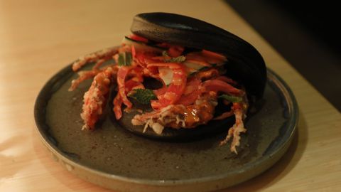 Bao de cangrejo de concha blanda | Rebozan el cangrejo en una tempura y lo fríen en abundante aceite. Se acompaña de salsa kimchi casera, menta, pepino y cebolla marinada en lima. 