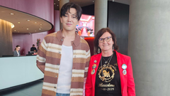 Esther Sota, junto con Dimash Qudaibergen