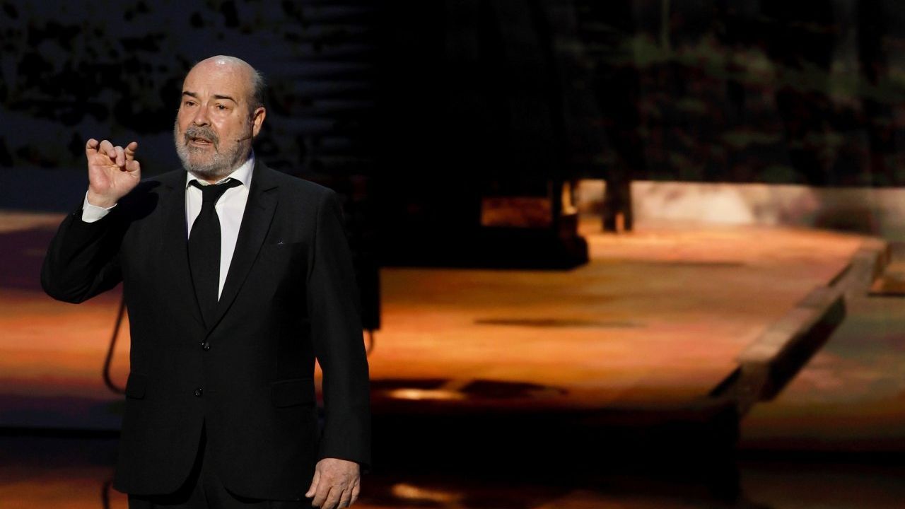 Dos bomberos, en el lugar del accidente, ocurrido en la AP-9 a la altura de Vilaboa