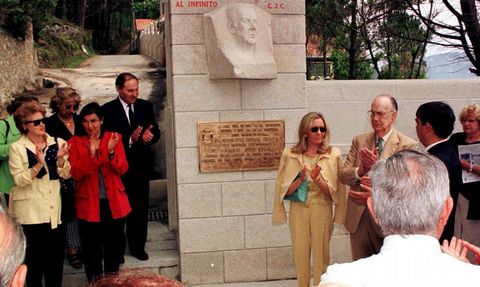 Trillo, a la izquierda, en la presentacin del busto de Cela, en presencia del escritor, el 8 de junio del 98. 