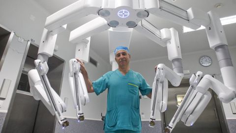 El cirujano Andrés Rodríguez, rodeado de los cuatro brazos del robot Da Vinci