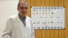 Juan S�nchez Castro, coordinador del centro m�dico de A Estrada, delante del panel en el que se reparten las urgencias