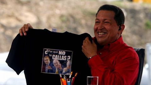 Hugo Chávez, mostrando una camiseta con la famosa frase del rey. El mandatario venezolano interrumpió en varias ocasiones a Rodríguez Zapatero, para llamar fascista a José María Aznar. El rey le dijo: ¿Por qué no te callas?. Fue en la Cumbre Iberoamericana, el 10 de noviembre.