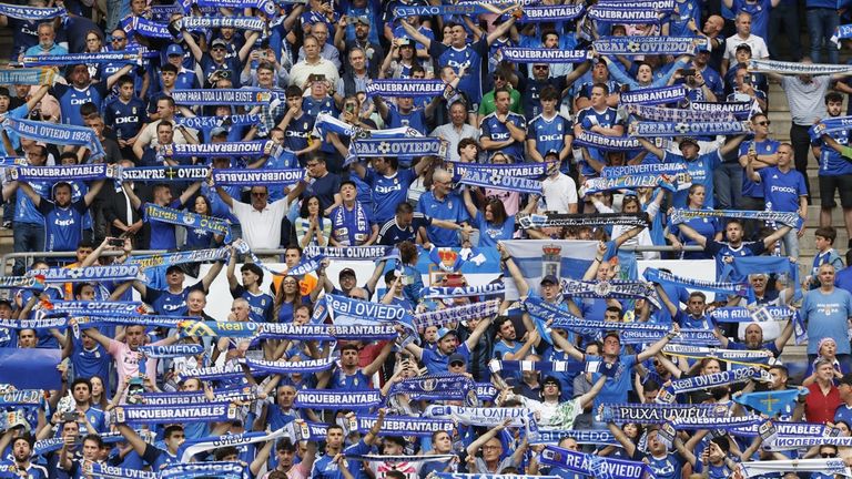 La afición del Real Oviedo durante el partido ante el Espanyol