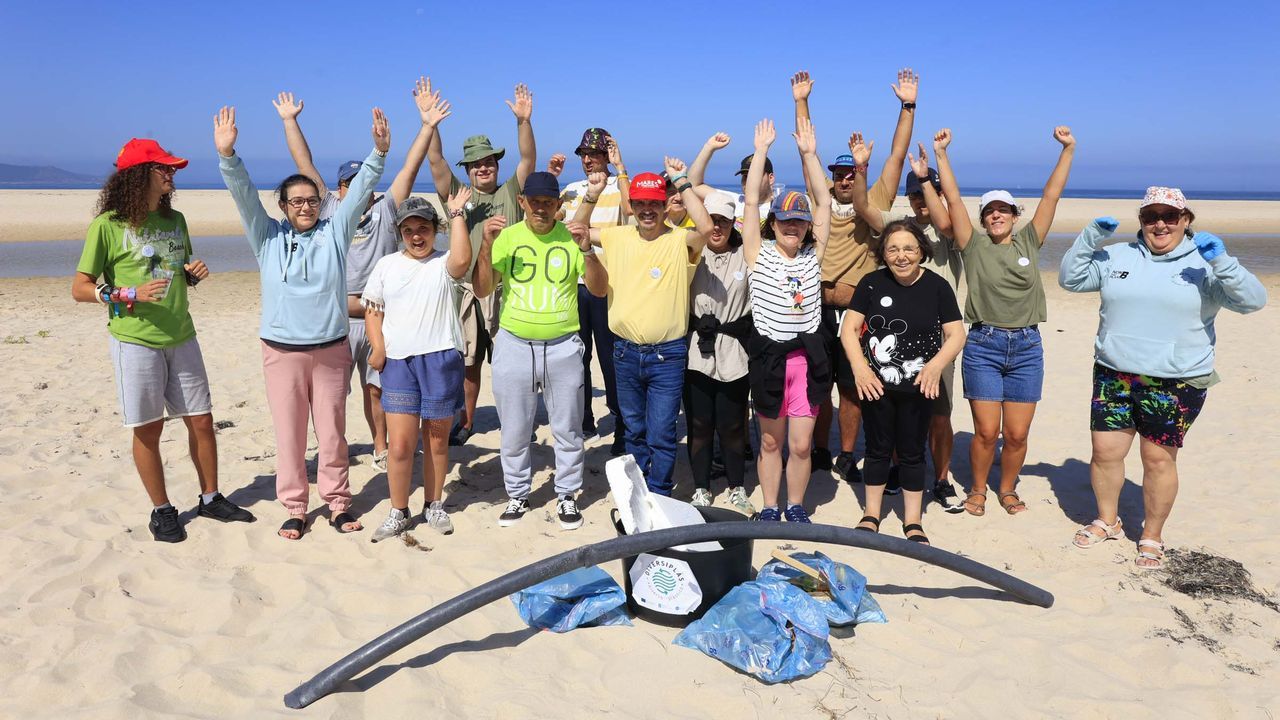 En im�genes: la primera de las limpiezas de playas que promuebe la asociaci�n �ntegro.Imagen de la playa cerrada al ba�o