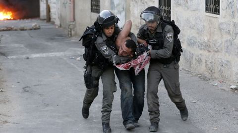 Un palestino arrestado por la Polica fronteriza durante los choques con las fuerzas del orden israeles.