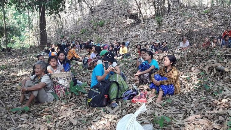 Cerca de 10.000 aldeanos optaron por esconder en la selva tras los bombardeos del Ejército