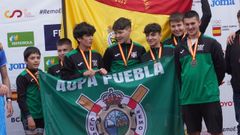 Los pobrenses, en el podio tras recoger las medallas y con la bandera de Espaa que les acredita como campeones nacionales.
