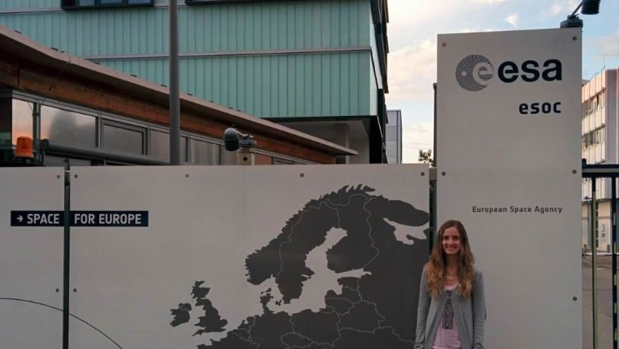 Ana Cambn na sala de control na que traballa