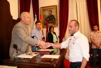 Santiago Mosquera saluda al alcalde tras tomar el acta