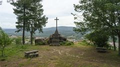 La cruz sigue en un lugar destacado de un rea recreativa en el monte de A Obra de Celanova.
