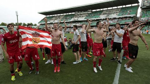 El Sporting celebr por todo lo alto el ascenso a Primera Divisin en el estadio Benito Villamarn, tras su encuentro frente al Betis