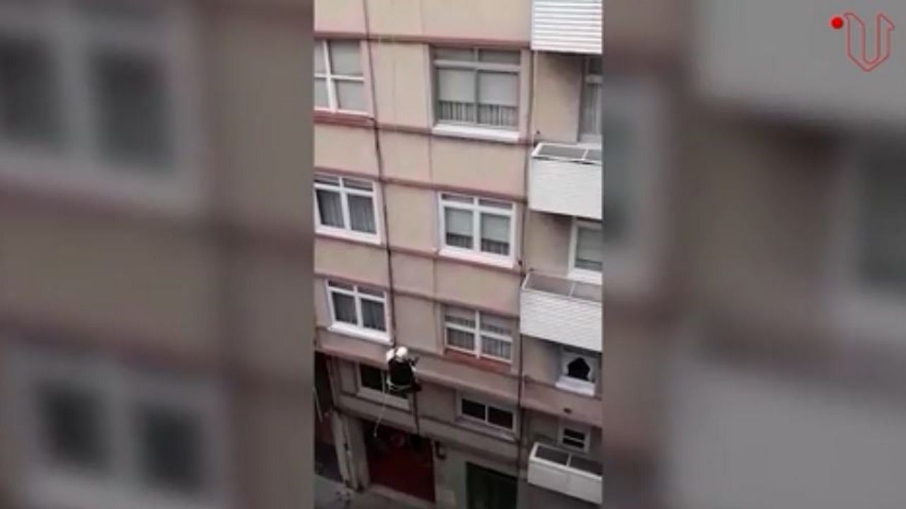 Se descuelga por la fachada del edificio para darle una sorpresa de cumplea�os a un ni�o de 6 a�os.Mirotic con la camiseta del Palencia en un duelo frente al Breog�n en diciembre del 2009