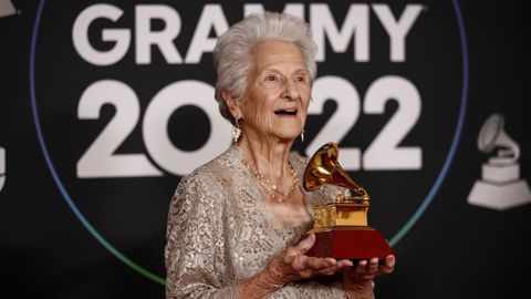 ngela lvarez recibe, a sus 95 aos, el premio a la Mejor nueva artista en los Grammy Latinos