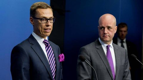 Primer Ministro de Suecia escucha al Primer Ministro de Finlandia, Alexander Stubb