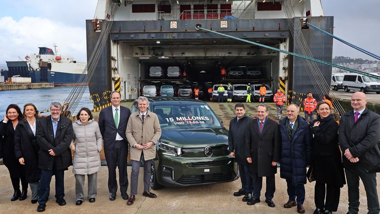 El Puerto de Vigo celebra el embarque de su coche 15 millones con el anunciado de una inversión de 38 millones de euros para un nuevo silo