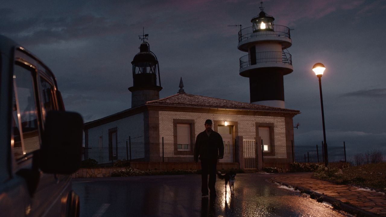 Colocan un beln en Pena Trevinca.Fotograma del spot rodado en San Cibrao, con el faro de Punta Atalaia