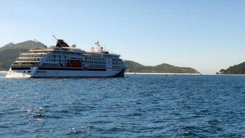 El crucero de expedición de lujo Hanseatic Inspiration, de la naviera Hapag-Lloyd, fondeó en las islas el pasado domingo