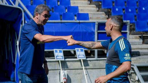 Arturo El�as saluda a Santi Cazorla en el Carlos Tartiere