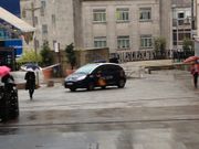 Un coche patrulla hace guardia esta ma�ana ante las puertas del mercado de A Pedra y de una tienda de moda y regalos