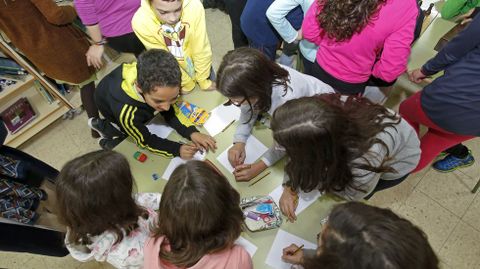 Mohamed (con chndal negro y amarillo) da clases de rabe a un grupo de alumnas en la biblioteca.