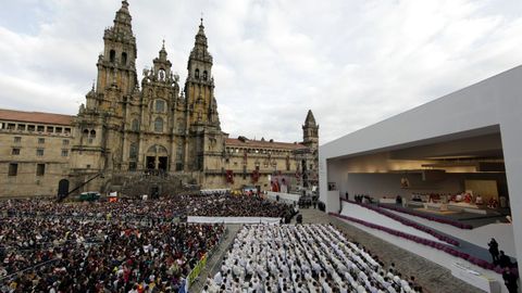 Vista general de la misa que el papa Benedicto XVI ofició en la plaza del Obradoiro.