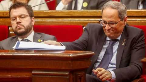 El vicepresidente Pere Aragonès (ERC y el presidente de la Generalitat, Quim Torra (JXC), este jueves, en el Parlamento de Cataluña