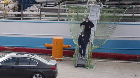 Los tres supervivientes del Villa de Pitanxo a su llegada al puerto de San Juan en Canadá