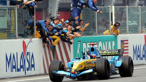 Alonso celebrando una victoria en Sepang con Renault