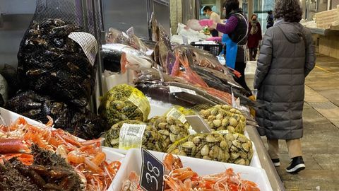 En la plaza de Abastos de Santiago este viernes había pescado y a menor precio del habitual