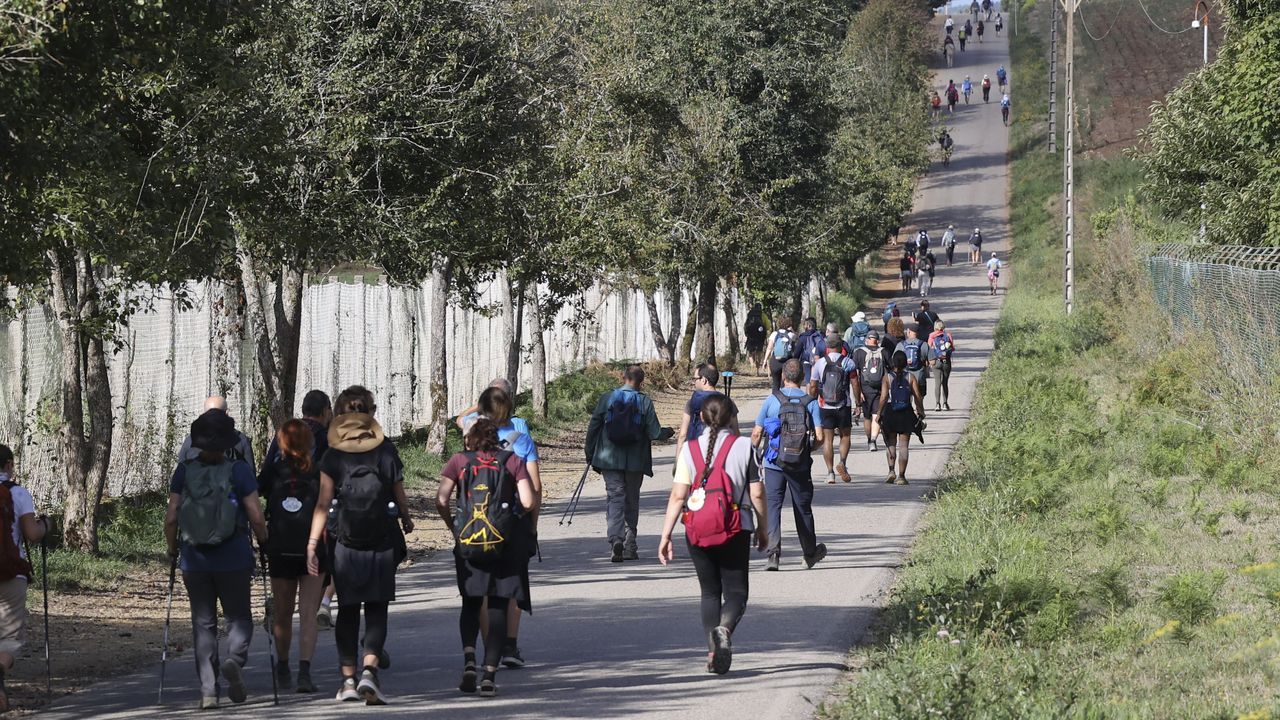 En la imagen, tomada el 25 de septiembre, decenas de peregrinos caminan a la altura de San Marcos, antes del Monte do Gozo