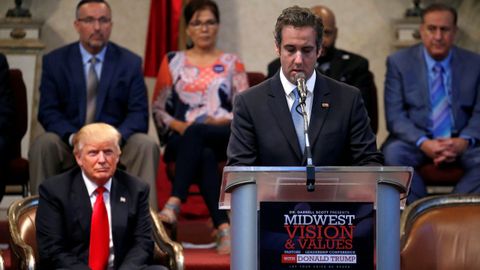 El presidente Donald Trump escucha a Michael Cohen durante una intervencin en Ohio