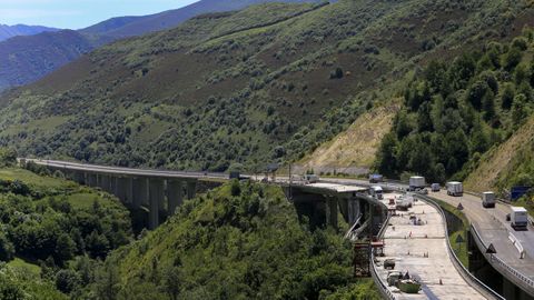 El viaducto se encuentra en la aldea de Castro, en León, contigua a Pedrafita.